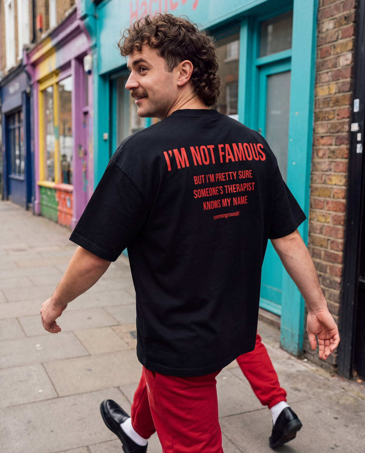 I'M NOT FAMOUS BUT I'M PRETTY SURE SOMEONE'S THERAPIST KNOWS MY NAME Tee in black, worn