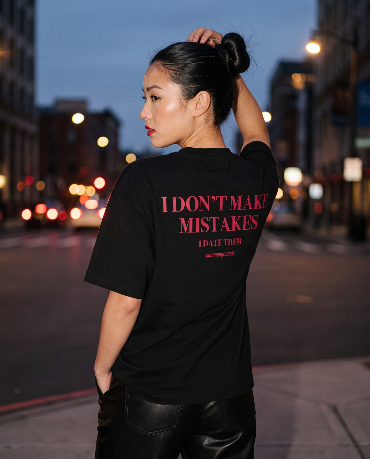 I DON'T MAKE MISTAKES I DATE THEM Tee in black, worn